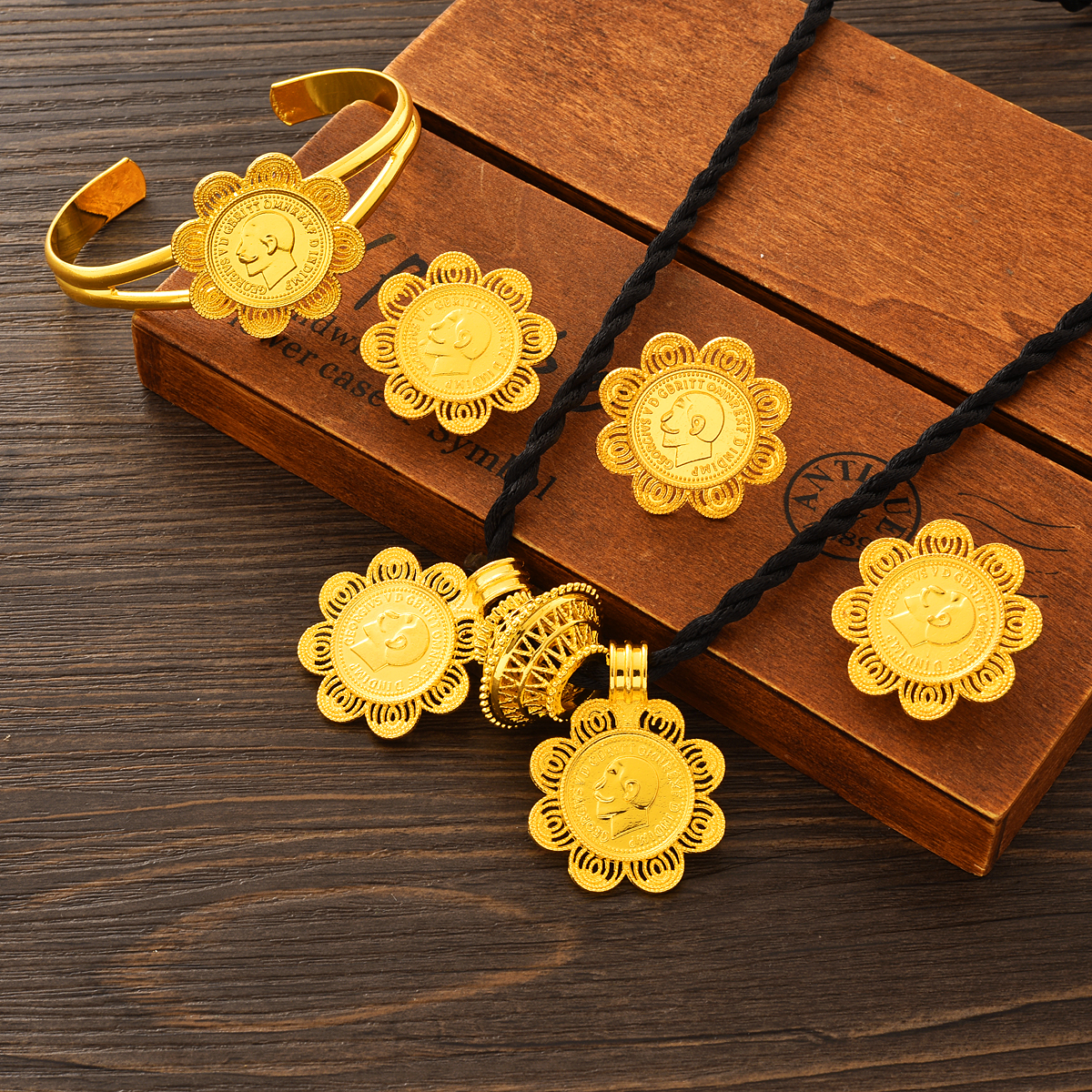 Dubai 24k Gold Plated Double P - Ethnic Fashion Dubai recensie en prijs